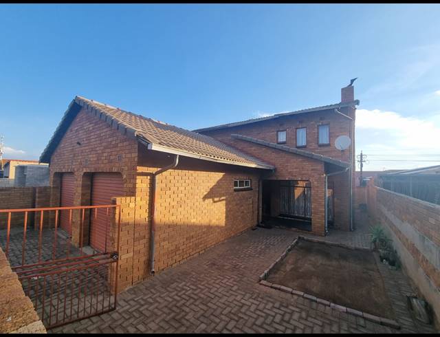 4 BEDROOM HOUSE FOR SALE IN PROTEA NORTH